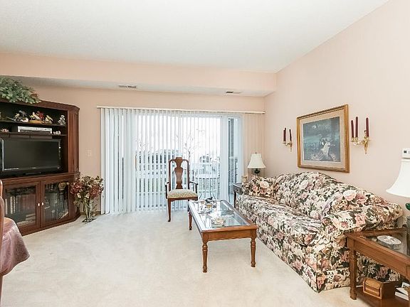 5th image of 1480 Applewood Ct W Unit 117
