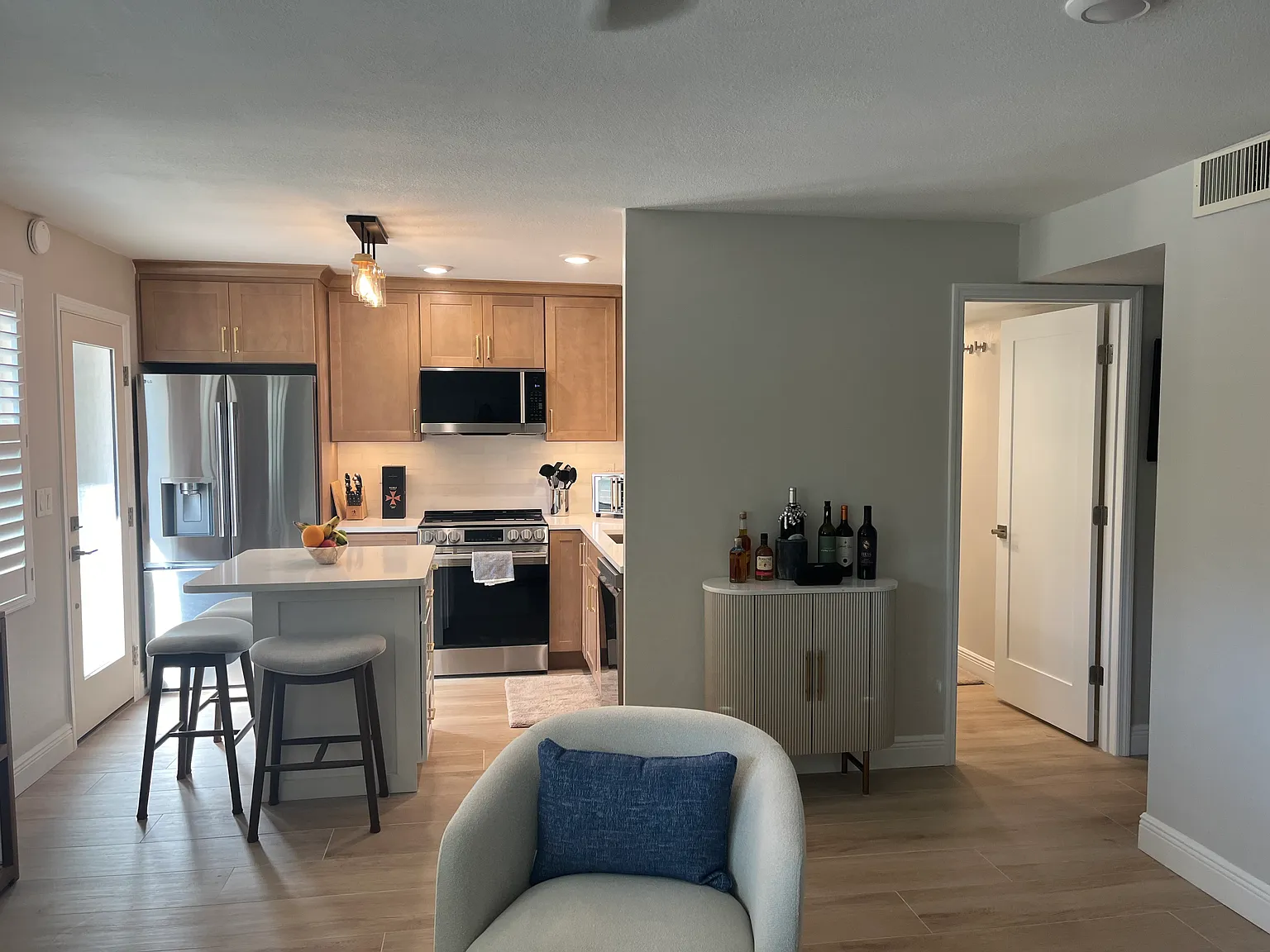 2 bed, 720 sqft, $6,000 — Photo 3