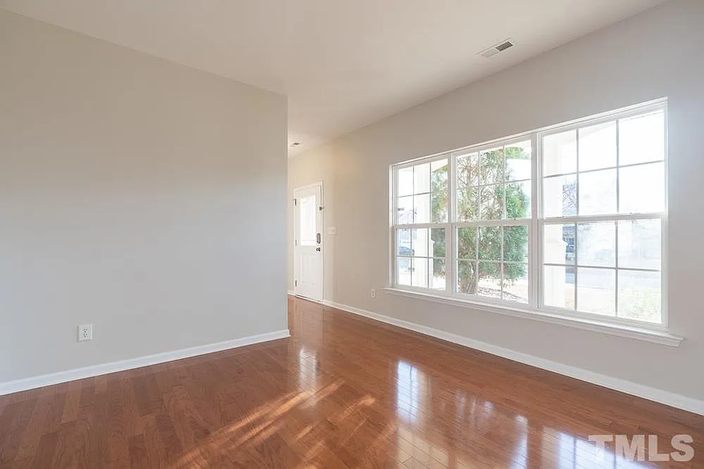 4 bed, 2.5 bath, 1900 sqft, $2,300 — Photo 3