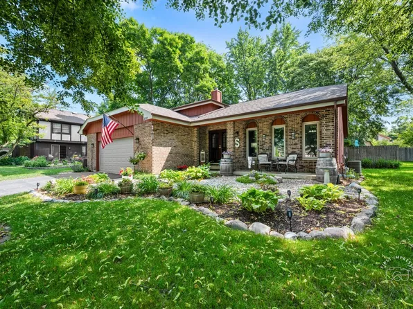 2152 Cherrywood Cir, Naperville, IL 60565