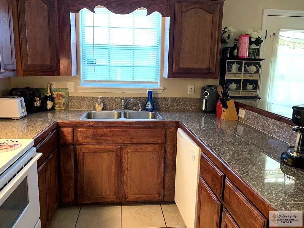 3 bed, 2.5 bath, 1434 sqft, $1,700 — Photo 2