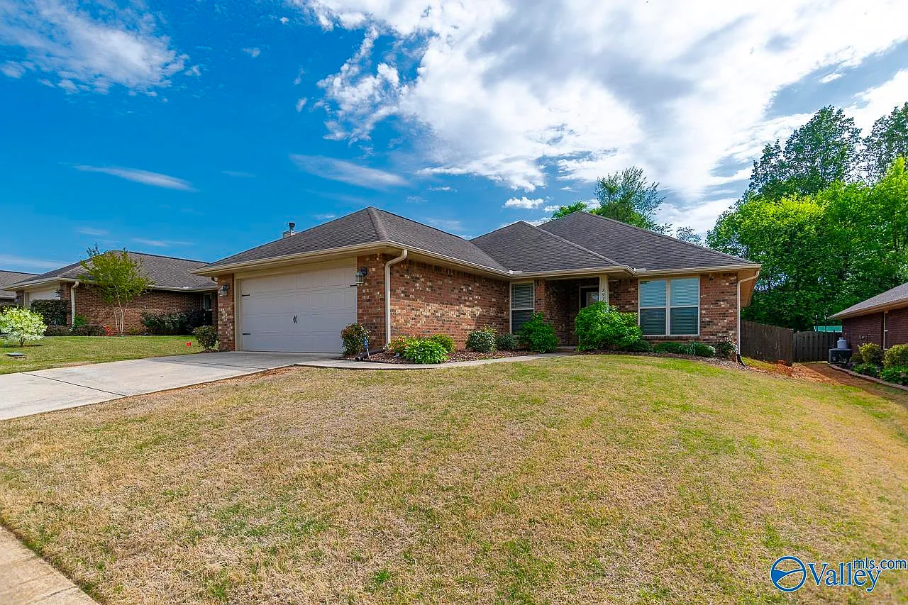 4 bed, 2.0 bath, 2271 sqft, $2,258 — Photo 1