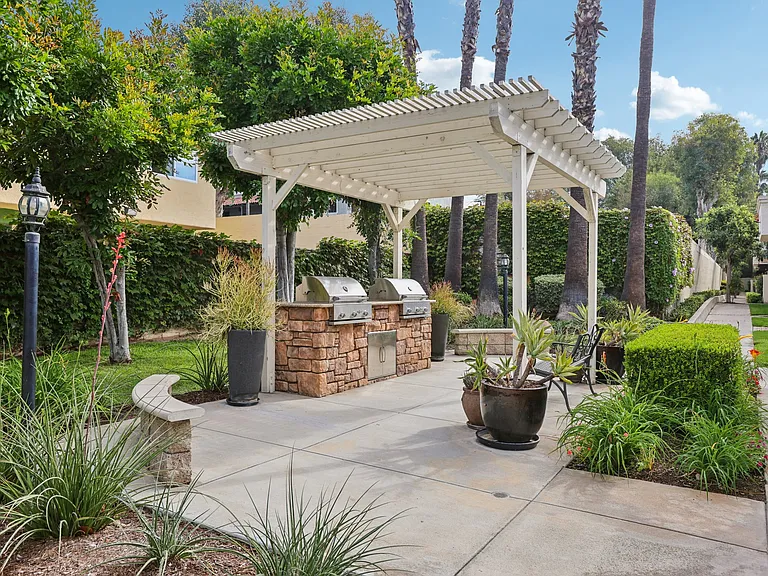 Villas at Whittier — Photo 41