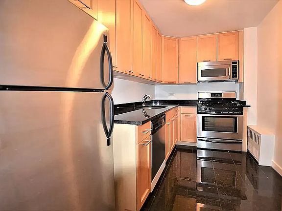 3rd image of 333 E 49th St APT 6B