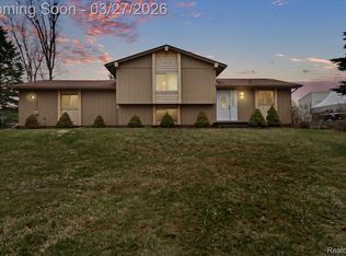 1365 Thistleridge Dr, Holly, MI