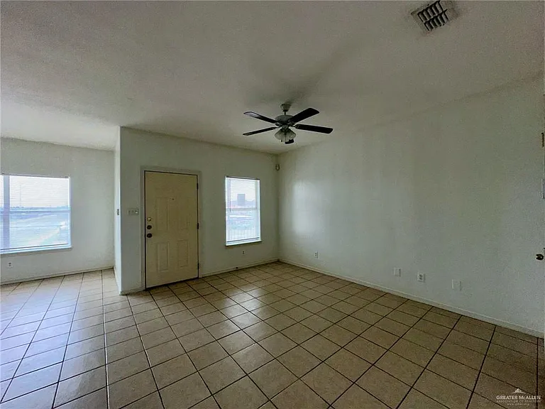 3200 Hill Crest Dr — Photo 2