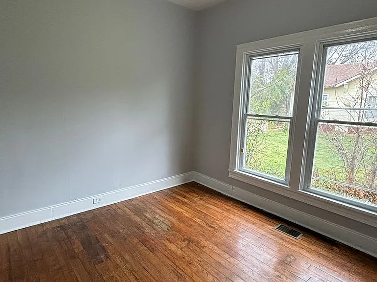 2337 E 5th Ave — Photo 9