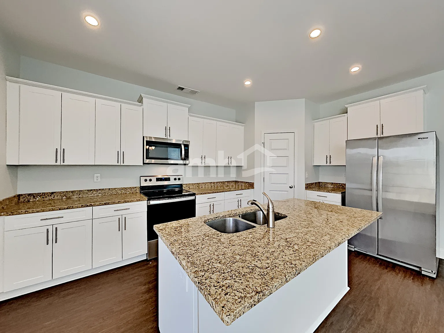 5 bed, 3.5 bath, 2361 sqft, $2,585 — Photo 4