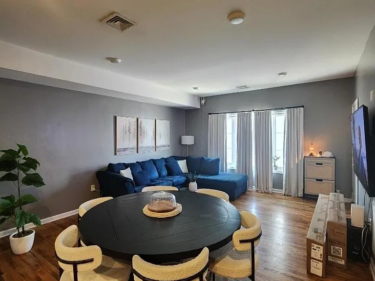 245 W Grand St — Photo 9