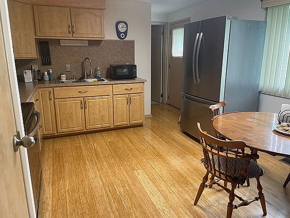 4th image of 465 Hill St