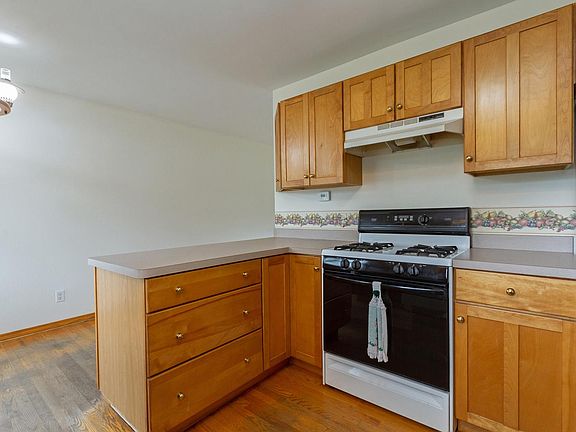 5th image of 834 Bryn Mawr Ave