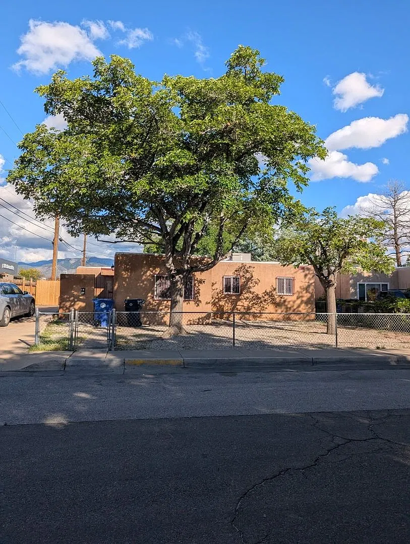 Charming 3br 1bath House In Albuquerque — Photo 1