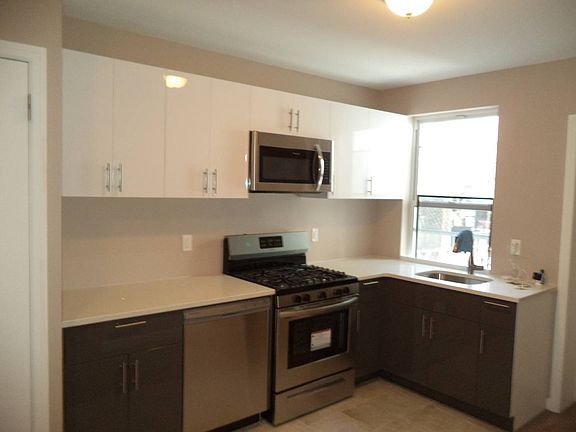 5th image of 11908 143rd St