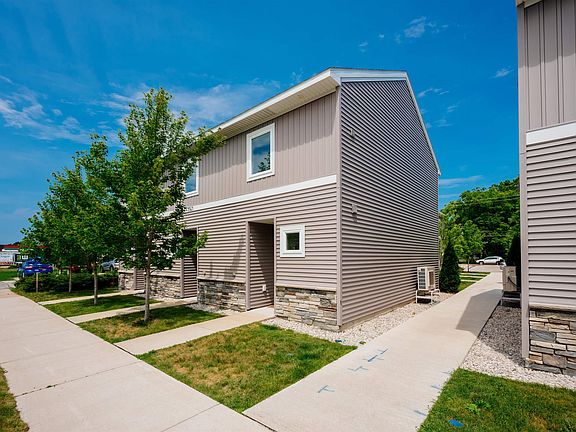 2nd image of 1141 E 8th St