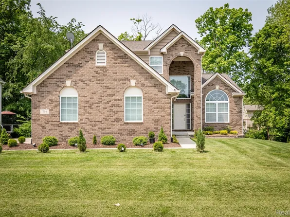 791 Glen Meadows Dr, South Lyon, MI 48178