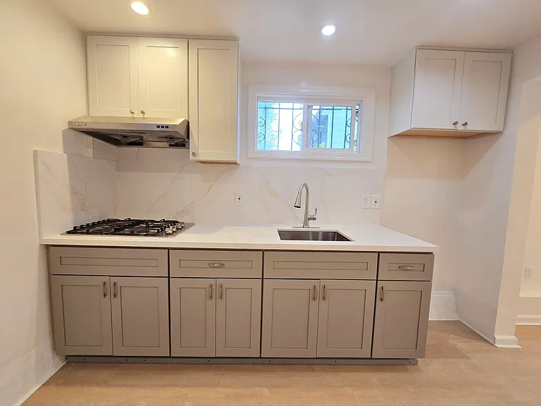 494 Madrid St — Photo 4