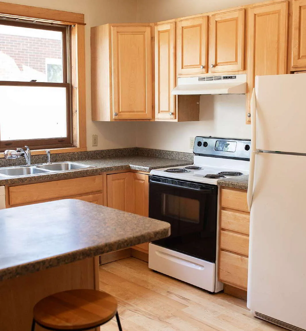 3 bed, 1.0 bath, 1020 sqft, $460 — Photo 3