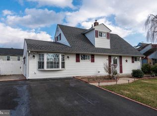 48 Nightingale Ln, Levittown, PA 19054