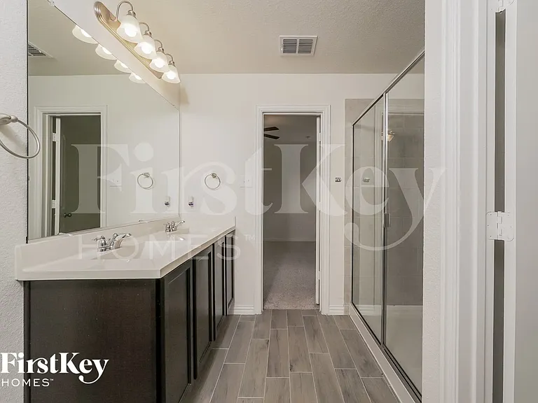 815 Silverbell St — Photo 10