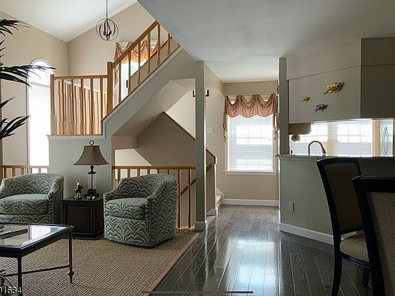 3rd image of 124 Harvest Ln #124