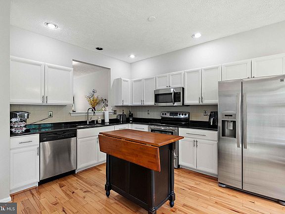 3rd image of 467 Woodstock Ln