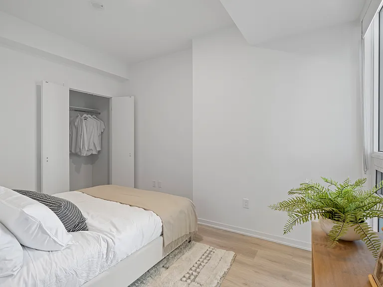 101 Roehampton Ave — Photo 110