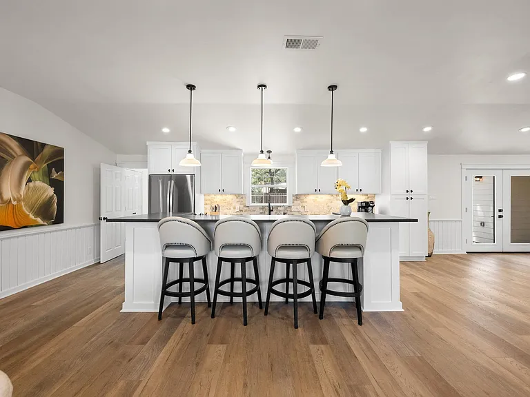 303 Lakeway Dr — Photo 11
