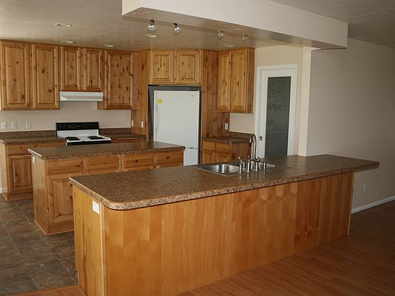 3rd image of 2014 Hillcrest Dr