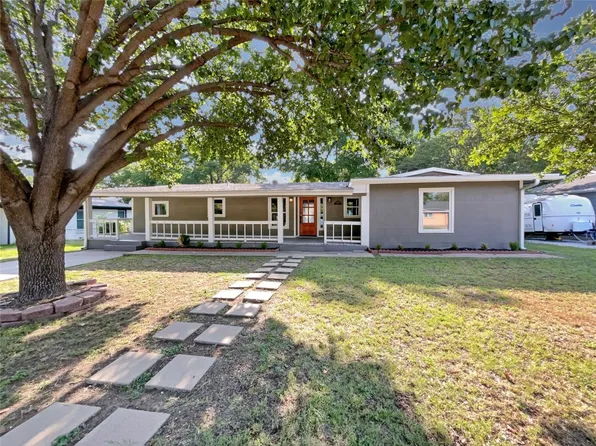 1209 S Pine St, Grapevine, TX 76051