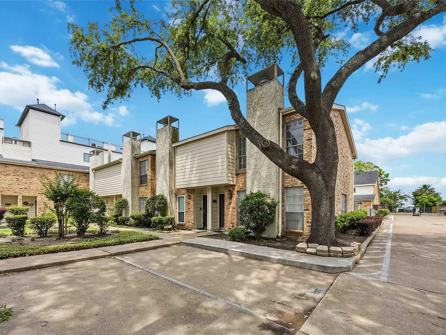 2 bed, 2.5 bath, 1228 sqft, $1,800 — Photo 2