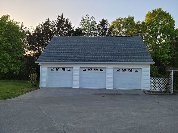 3rd image of 640 Pond Hill Rd