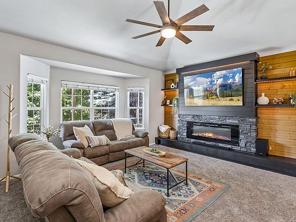 3rd image of 404 Prairie Clover Way