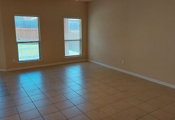 4th image of 2212 Abbey Ln