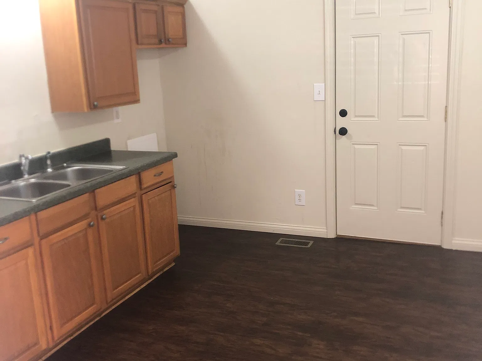3 bed, 906 sqft, $1,000 — Photo 2