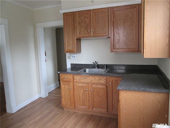 3rd image of 261 Glen Cove Ave APT 1