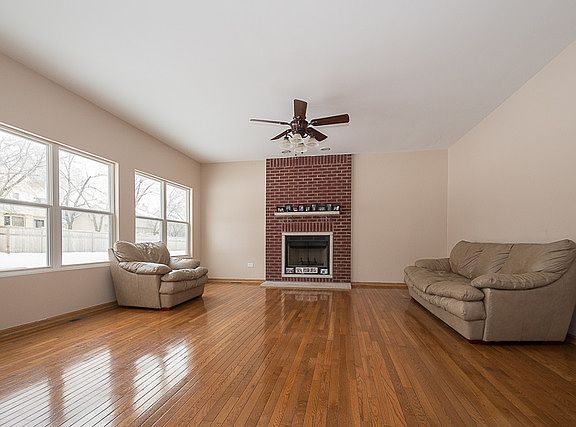 2nd image of 940 Belle Plaine Ave