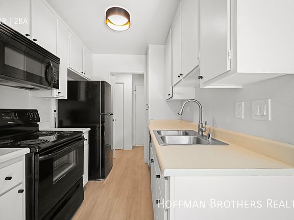 4th image of 1354 S Carmelina Ave #301