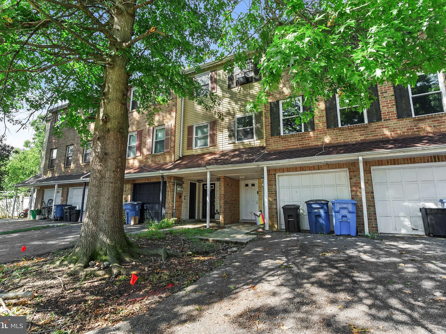 2 bed, 1.5 bath, 2416 sqft, $2,100 — Photo 2