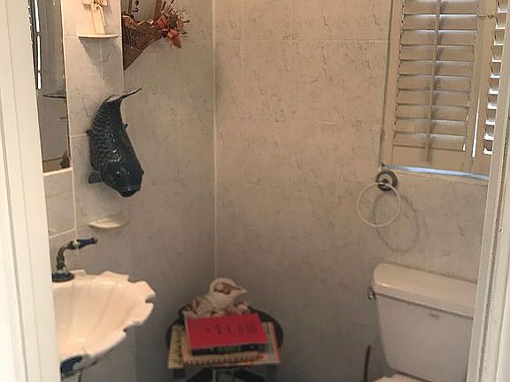 Downstairs 1/2 bathroom