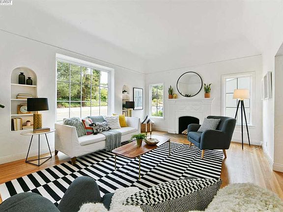 2nd image of 4006 Aspen Pl