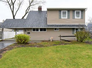 50 Lion Ln, Westbury, NY 11590