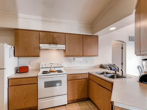 4th image of 4578 Perth St