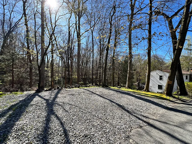 73 Hemlock Rd — Photo 2