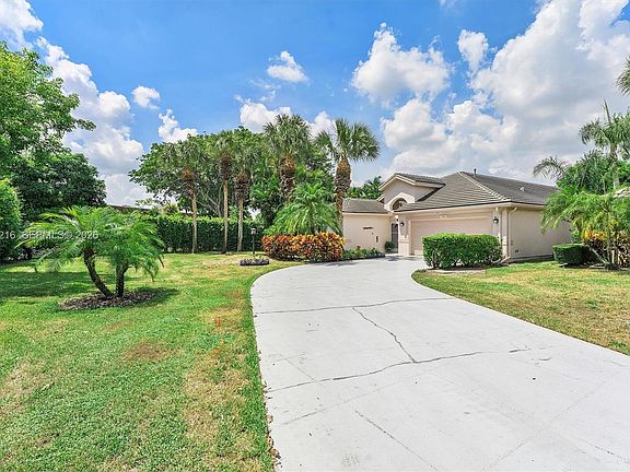 2nd image of 800 Clearbrook Park Cir