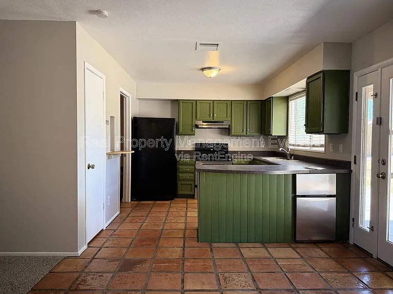 2401 W Fremont Dr — Photo 5