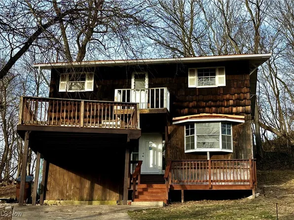 2526 Valley View Dr, Belpre, OH 45714