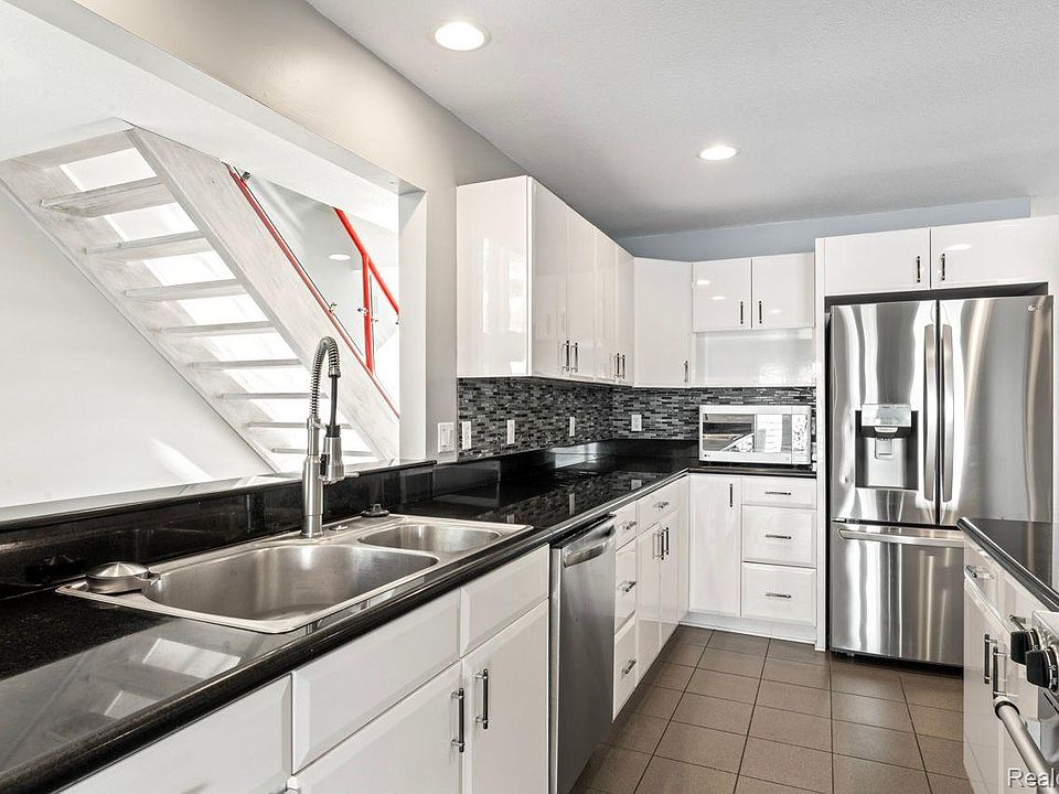 2076 S Long Lake Rd, photo 11