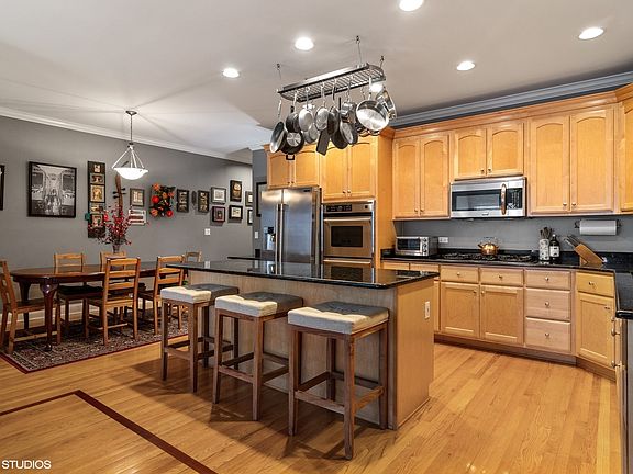 4th image of 2055 W Belmont Ave #3