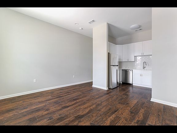 2nd image of 2221 Willow St
