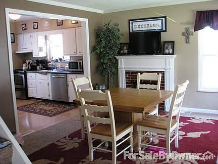 The dining roomand kitchen
						:
						The dining room has been freshly painted with tones of neutral browns.